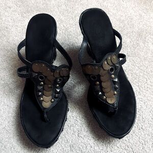 Vero Cuoio Black and Gold Sandals with T-Strap